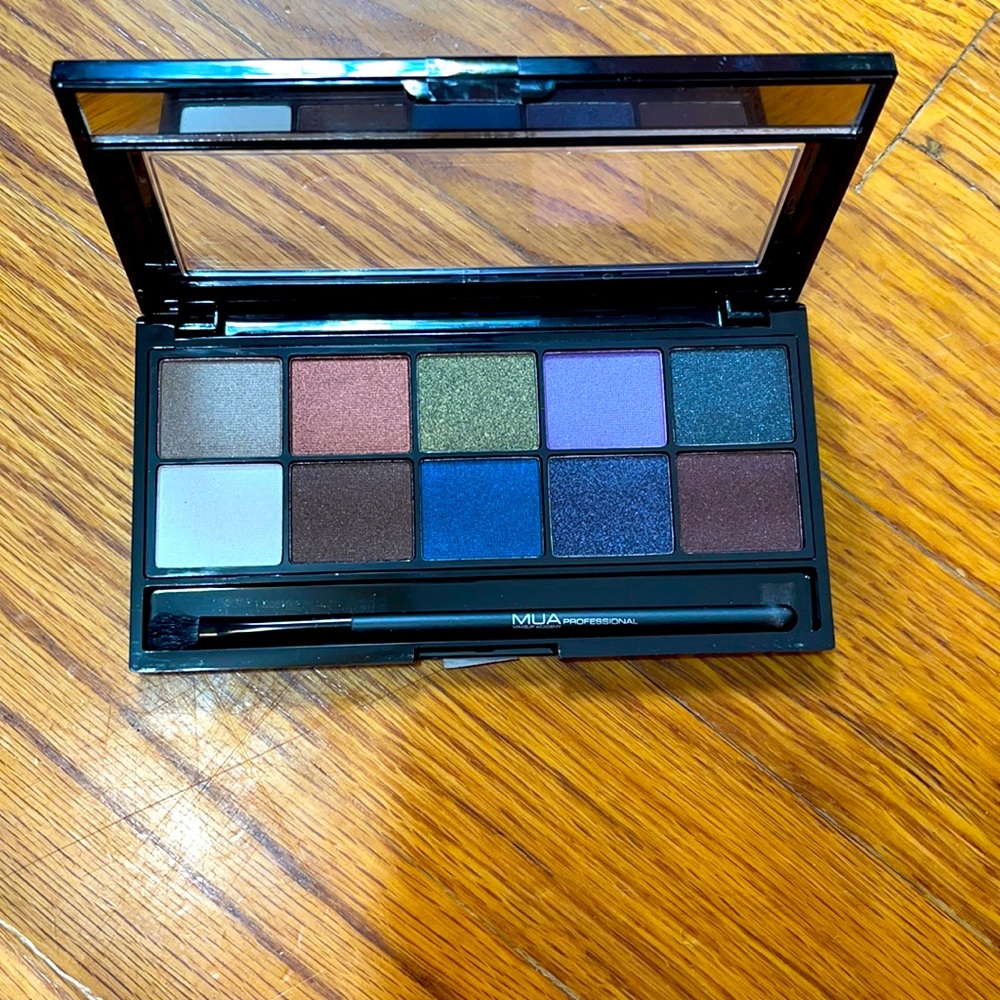 Bundle 3 for $25 💕 MUA Eyeshadow Pallette
